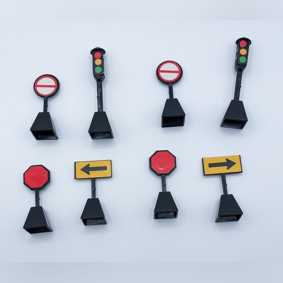Mini Plastic Traffic Light Sign Figure Set Dollhouse Play Crafts - Picture 1 of 3